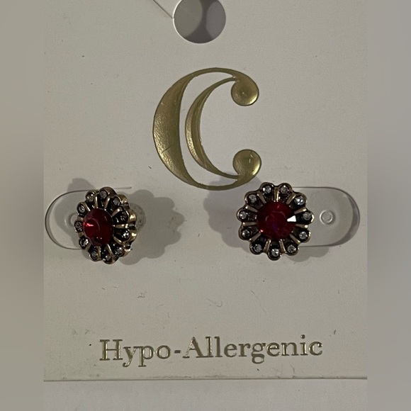 NWT Elegant Red and Gold Stud Earrings - Picture 1 of 2